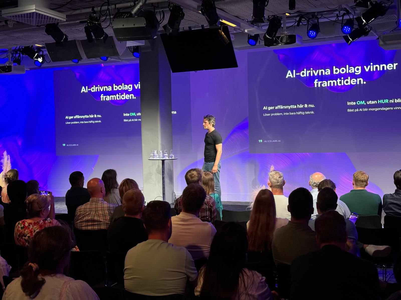 Linus presenterar på stor konferens